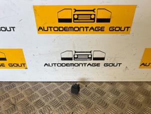 Gebruikte Schakelaar Elektrisch Raam Volkswagen New Beetle (9C1/9G1) Prijs € 9,99 Margeregeling aangeboden door Autodemontage Gout