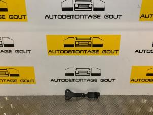 Gebruikte Scharnier deur links-achter Peugeot 108 Prijs € 9,99 Margeregeling aangeboden door Autodemontage Gout