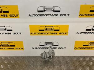 Gebruikte Scharnier deur rechts-voor Volkswagen Caddy III (2KA,2KH,2CA,2CH) 2.0 SDI Prijs € 19,99 Margeregeling aangeboden door Autodemontage Gout