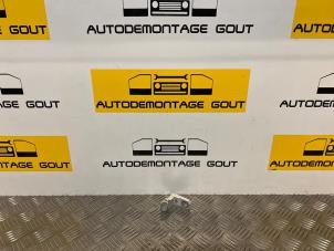 Gebruikte Scharnier deur rechts-voor Volkswagen Caddy III (2KA,2KH,2CA,2CH) 2.0 SDI Prijs € 14,99 Margeregeling aangeboden door Autodemontage Gout