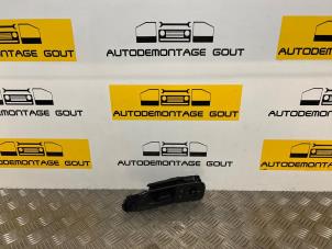 Gebruikte Spiegel Schakelaar Volkswagen Caddy III (2KA,2KH,2CA,2CH) 2.0 SDI Prijs € 24,99 Margeregeling aangeboden door Autodemontage Gout