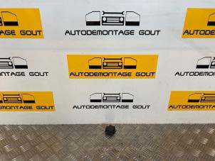 Gebruikte Schakelaar Centr. Deurvergrendeling Opel Vivaro 1.9 DTI 16V Prijs € 9,99 Margeregeling aangeboden door Autodemontage Gout