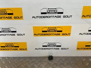 Gebruikte Schakelaar Centr. Deurvergrendeling Renault Trafic New (FL) 2.0 dCi 16V 90 Prijs € 9,99 Margeregeling aangeboden door Autodemontage Gout