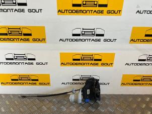 Gebruikte Deurslot Mechaniek 2Deurs links Volkswagen Caddy III (2KA,2KH,2CA,2CH) 2.0 SDI Prijs € 19,99 Margeregeling aangeboden door Autodemontage Gout