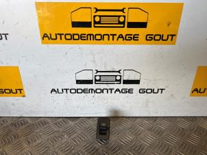 Gebruikte Schakelaar Elektrisch Raam Volkswagen New Beetle (9C1/9G1) 2.0 Prijs € 9,95 Margeregeling aangeboden door Autodemontage Gout