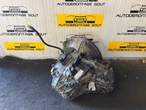 Gebruikte Versnellingsbak Opel Vivaro 2.0 CDTI Prijs € 499,99 Margeregeling aangeboden door Autodemontage Gout