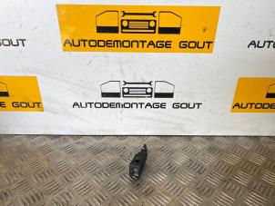 Gebruikte Schakelaar Stoelverwarming Volkswagen Polo IV (9N1/2/3) 1.2 12V Prijs € 14,99 Margeregeling aangeboden door Autodemontage Gout