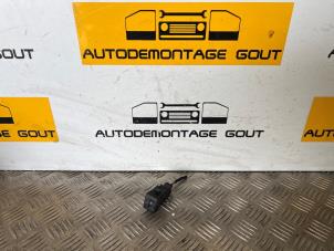 Gebruikte Schakelaar Stoelverwarming Volkswagen Polo IV (9N1/2/3) 1.2 12V Prijs € 14,99 Margeregeling aangeboden door Autodemontage Gout