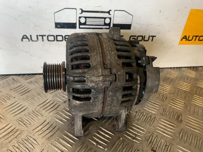 Gebruikte Dynamo Renault Trafic New (FL) 2.5 dCi 16V 115 FAP Prijs € 29,99 Margeregeling aangeboden door Autodemontage Gout