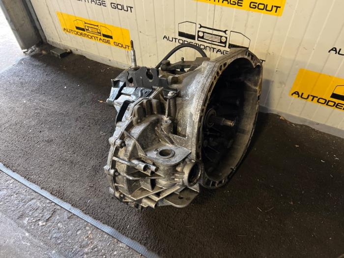 Versnellingsbak van een Opel Vivaro 2.0 CDTI 2012