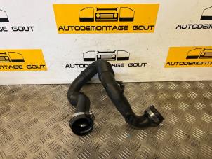 Gebruikte Intercooler Buis Opel Vivaro 2.0 CDTI Prijs € 85,00 Margeregeling aangeboden door Autodemontage Gout