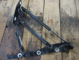 Gebruikte Achterklep Scharnier Jaguar XJ (X350) 2.7d V6 24V Prijs € 30,25 Inclusief btw aangeboden door Garage Callant