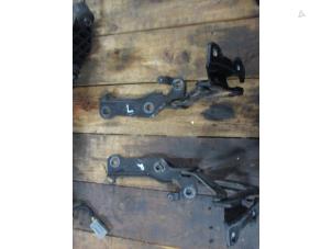 Gebruikte Motorkap Scharnier Jaguar XJ (X350) 8 3.5 V8 32V Prijs € 18,15 Inclusief btw aangeboden door Garage Callant