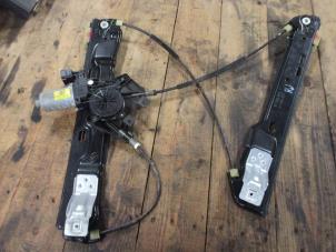 Gebruikte Raammechaniek 4Deurs rechts-voor Landrover Range Rover Evoque (LVJ/LVS) 2.2 SD4 16V 5-drs. Prijs € 60,50 Inclusief btw aangeboden door Garage Callant