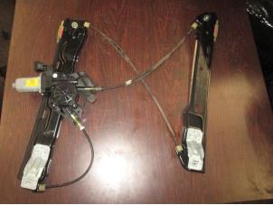 Gebruikte Ruitmechaniek 4Deurs rechts-voor Landrover Range Rover Evoque (LVJ/LVS) 2.2 SD4 16V 5-drs. Prijs € 60,50 Inclusief btw aangeboden door Garage Callant