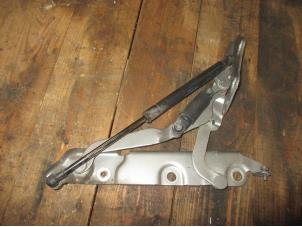 Gebruikte Kofferdeksel Scharnier Jaguar XF (CC9) 2.7 D V6 24V Prijs € 30,25 Inclusief btw aangeboden door Garage Callant