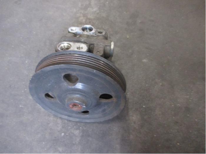 Stuurbekrachtiging Pomp van een Land Rover Freelander II 2.2 td4 16V 2007