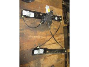 Gebruikte Ruitmechaniek 4Deurs rechts-voor Landrover Range Rover Evoque (LVJ/LVS) 2.0 D 150 16V 5-drs. Prijs € 60,50 Inclusief btw aangeboden door Garage Callant