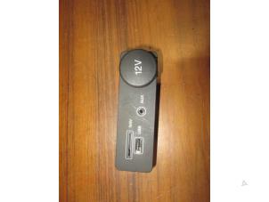 Gebruikte AUX/USB aansluiting Jaguar XF (X260) 2.0d 180 16V Prijs € 30,25 Inclusief btw aangeboden door Garage Callant