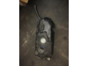 Gebruikte Adblue tank Jaguar XE 2.0 D E-Performance 16V Prijs € 242,00 Inclusief btw aangeboden door Garage Callant