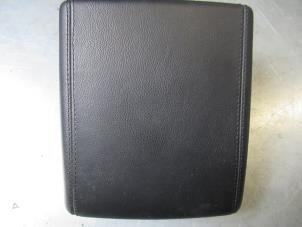 Gebruikte Armsteun Landrover Range Rover Evoque (LVJ/LVS) 2.2 TD4 16V 5-drs. Prijs € 90,75 Inclusief btw aangeboden door Garage Callant