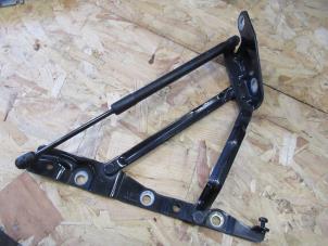 Gebruikte Achterklep Scharnier Jaguar XJ (X350) 2.7d V6 24V Prijs € 30,25 Inclusief btw aangeboden door Garage Callant