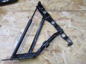 Gebruikte Achterklep Scharnier Jaguar XJ (X350) 2.7d V6 24V Prijs € 30,25 Inclusief btw aangeboden door Garage Callant