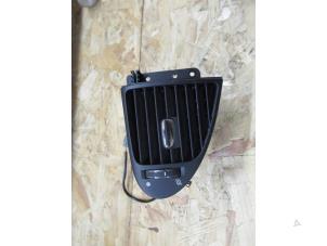 Gebruikte Luchtrooster Dashboard Jaguar XJ (X350) 2.7d V6 24V Prijs € 60,50 Inclusief btw aangeboden door Garage Callant