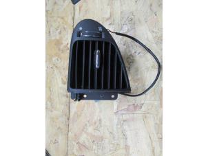 Gebruikte Luchtrooster Dashboard Jaguar XJ (X350) 2.7d V6 24V Prijs € 30,25 Inclusief btw aangeboden door Garage Callant