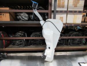 Gebruikte Ruitensproeiertank voor Jaguar F-Pace 2.0 D 180 16V AWD Prijs € 60,50 Inclusief btw aangeboden door Garage Callant