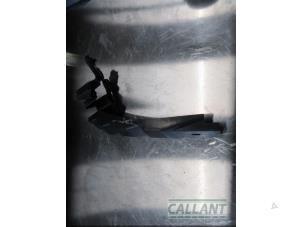 Gebruikte Bumpersteun links-achter Jaguar F-Pace 2.0 D 180 16V AWD Prijs € 12,10 Inclusief btw aangeboden door Garage Callant