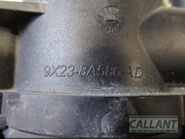 Thermostaathuis van een Jaguar XJ (X351) 3.0 D V6 24V 2017