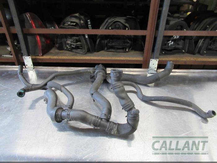 Thermostaathuis van een Jaguar XJ (X351) 3.0 D V6 24V 2017