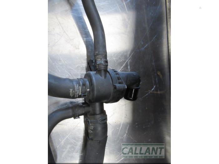 Thermostaathuis van een Jaguar XJ (X351) 3.0 D V6 24V 2017