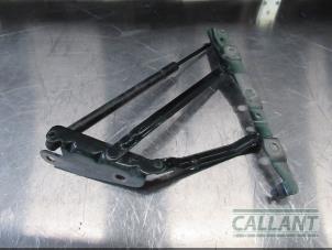 Gebruikte Achterklep Scharnier Jaguar XJ (X350) 2.7d V6 24V Prijs € 30,25 Inclusief btw aangeboden door Garage Callant