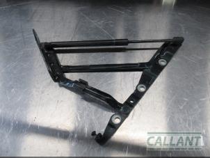 Gebruikte Achterklep Scharnier Jaguar XJ (X350) 2.7d V6 24V Prijs € 30,25 Inclusief btw aangeboden door Garage Callant