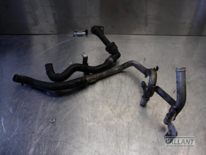 Gebruikte Waterpijp Jaguar XE 2.0 D E-Performance 16V Prijs € 24,20 Inclusief btw aangeboden door Garage Callant
