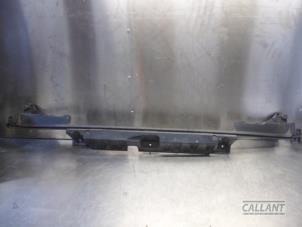 Gebruikte Bumpersteun midden-achter Landrover Range Rover IV (LG) 3.0 TDV6 24V Prijs € 30,25 Inclusief btw aangeboden door Garage Callant