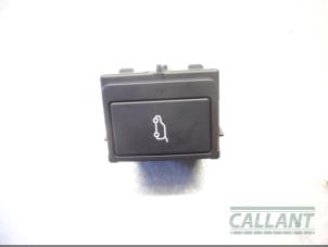 Gebruikte Schakelaar achterklep Landrover Range Rover Velar (LY) 2.0 16V P250 AWD Prijs € 18,15 Inclusief btw aangeboden door Garage Callant