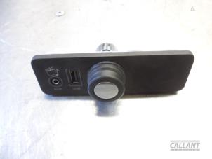 Gebruikte AUX/USB aansluiting Landrover Range Rover IV (LG) 3.0 TDV6 24V Prijs € 30,25 Inclusief btw aangeboden door Garage Callant