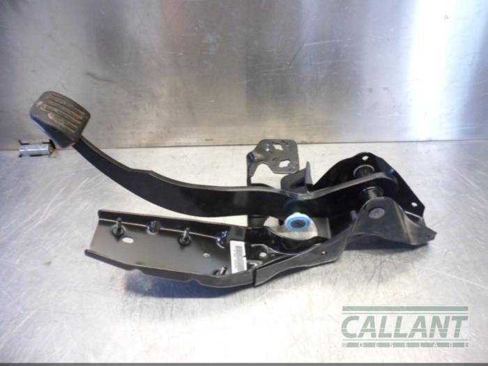 Rempedaal van een Land Rover Freelander II 2.2 eD4 16V 2013