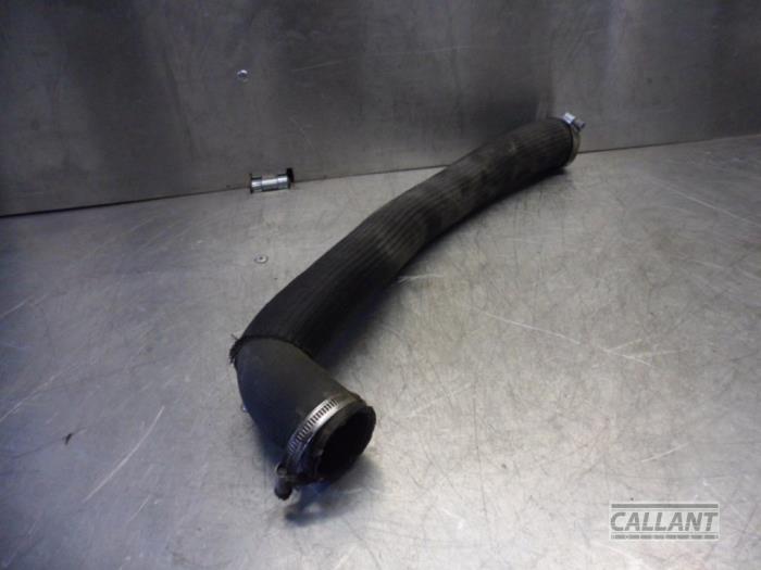 Intercooler Slang van een Peugeot 5008 II (M4/MC/MJ/MR) 2.0 BlueHDi 150 16V 2018