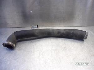 Intercooler Slang van een Peugeot 5008 II (M4/MC/MJ/MR) 2.0 BlueHDi 150 16V 2018