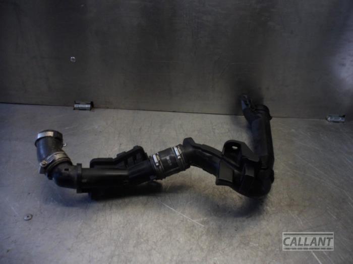 Gebruikte Intercooler Buis Peugeot 5008 II (M4/MC/MJ/MR) 2.0 BlueHDi 150 16V Prijs € 30,25 Inclusief btw aangeboden door Garage Callant