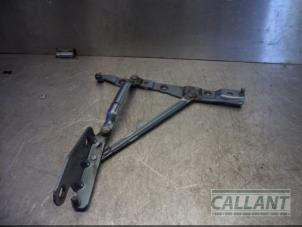 Gebruikte Achterklep Scharnier Jaguar XJ (X350) 6 3.0 V6 24V Prijs € 30,25 Inclusief btw aangeboden door Garage Callant