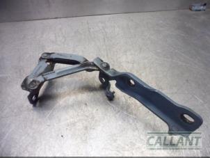 Gebruikte Motorkap Scharnier Jaguar XJ (X350) 6 3.0 V6 24V Prijs € 30,25 Inclusief btw aangeboden door Garage Callant