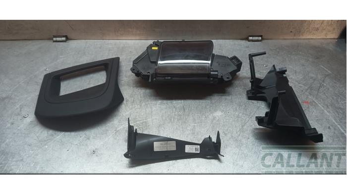 Gebruikte Head-up display Jaguar XE 2.0d 180 16V Prijs € 635,25 Inclusief btw aangeboden door Garage Callant