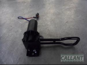 Gebruikte Stoelverstelling motor Landrover Range Rover Velar (LY) 3.0 D300 AWD Prijs € 151,25 Inclusief btw aangeboden door Garage Callant