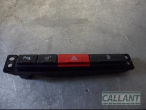 Gebruikte Alarmlicht Schakelaar Landrover Freelander II 2.2 td4 16V Prijs € 12,10 Inclusief btw aangeboden door Garage Callant