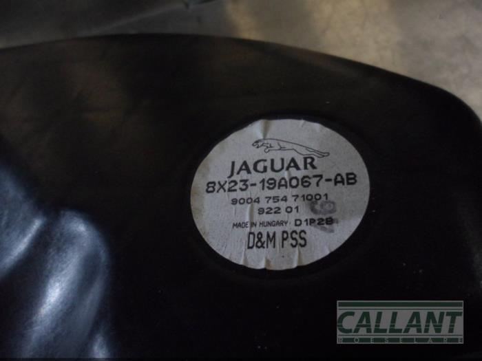 Subwoofer van een Jaguar XF (CC9) 3.0 D V6 24V 2009